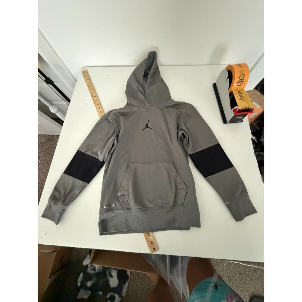 Nike Jordan Youth therma fit performance hoodie in gray and black size 10